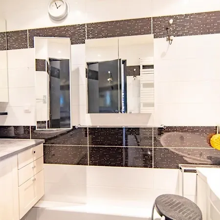 Beautiful In The Heart Of Town Apartment *